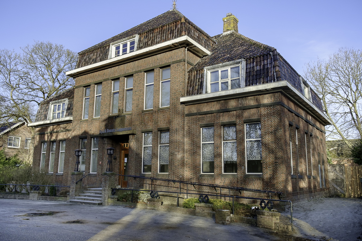 Voormalig gemeentehuis van Loppersum. Bouwjaar: 1924/1925, architect Jan Benninga (1894-1970). Hij is ook de architect geweest van het gemeentehuis te Stedum, Nieuwolda en Eenrum, alsmede een woonhuis te Loppersum en een boerderij te Westeremden.